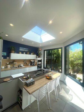 Kylskåp, mikrovågsugn, ugn och spishäll