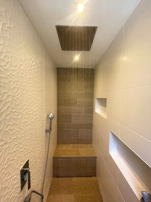 Dusche, Handtücher, Seife, Toilettenpapier