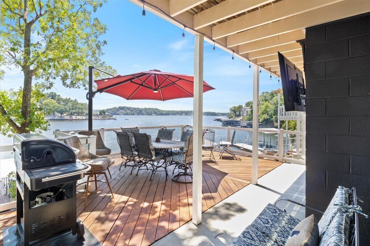 Remodeled 3 Bed/1Ba Lakefront Home - Boat Slip, Smart TVs, Firepit, Sleeps 11