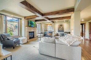 Smart TV, caminetto, tavolo da calcetto, tavolo da ping pong