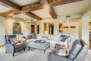 TV connectée, cheminée, baby-foot, table de tennis de table