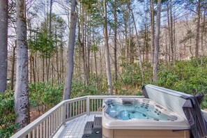 Ferienhütte, Mehrere Betten, Whirlpool, Bergblick (Adventure Hideaway at Eagles Nest) | Außen-Whirlpool