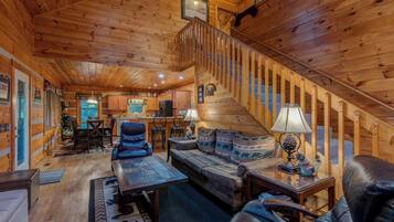 Cabaña, varias camas, hidromasaje, vista a la montaña (Carolina Charm) | Área de sala de estar | Televisión y chimenea
