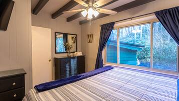 5 bedrooms, individually decorated, individually furnished, bed sheets