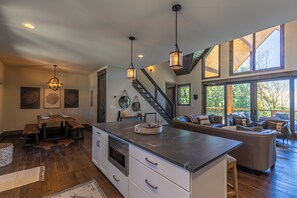 Ferienhütte, Mehrere Betten, Whirlpool, Bergblick (Birds Eye View at Eagles Nest) | Innenbereich