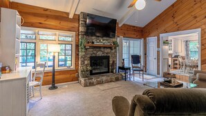 Maison, plusieurs lits, patio, vue montagne (Creek House) | Coin séjour