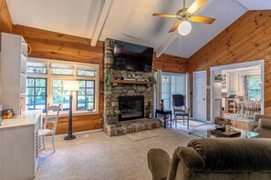 獨棟房屋, 多張床, 庭院, 山景 (Creek House) | 起居區