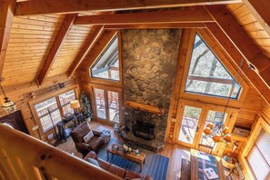 Stuga - flera sängar - bubbelpool - utsikt mot bergen (Highlander Hideaway) | Vardagsrum | Eldstad