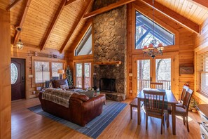 Cabane, plusieurs lits, bain à remous, vue montagne (Highlander Hideaway) | Coin séjour | Cheminée