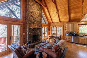Cabin, nhiều giường, bồn tắm nước nóng, quang cảnh núi (Highlander Hideaway) | Khu phòng khách | Lò sưởi 