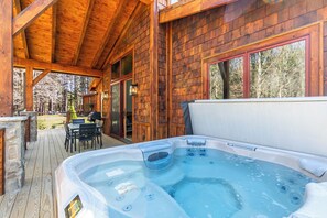 Hytte - flere senge - boblebad - bjergudsigt (Buddys Cabin at Eagles Nest) | Udendørs spisemuligheder