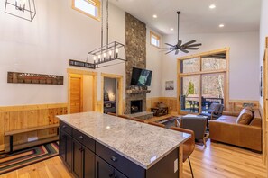 Ferienhütte, Mehrere Betten, Whirlpool, Bergblick (Buddys Cabin at Eagles Nest) | Innenbereich