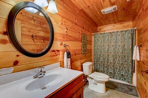 Cabane, plusieurs lits, bain à remous, vue montagne (Uncle Johns Cabin) | Salle de bain