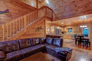 Hytte, flere senger, spabadekar, fjellutsikt (Uncle Johns Cabin) | Oppholdsområde | Peis