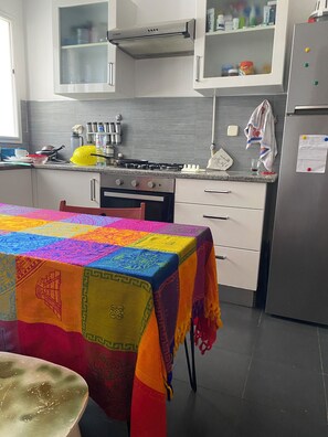 Private kitchen - A bright apartment 10 minutes from the beach. (Tunis)