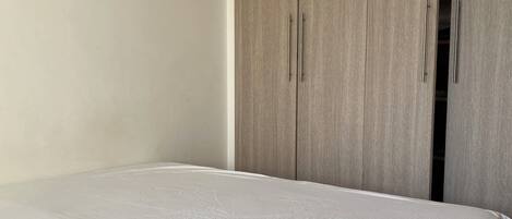 2 habitaciones, tabla de planchar con plancha, wifi y ropa de cama