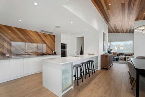 Fridge, microwave, dishwasher, coffee/tea maker - Clearview Vista - Wanaka Holiday Home (Wanaka)