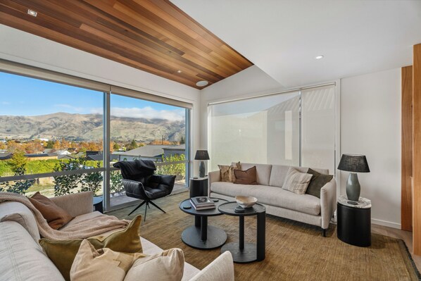 TV, stereo - Clearview Vista - Wanaka Holiday Home (Wanaka)