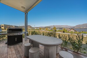 Outdoor dining - Clearview Vista - Wanaka Holiday Home (Wanaka)