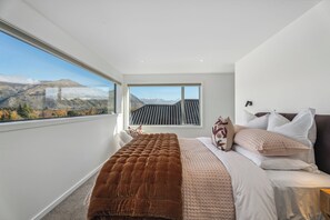 5 bedrooms, iron/ironing board, WiFi, bed sheets - Clearview Vista - Wanaka Holiday Home (Wanaka)
