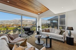 Een televisie en een stereo