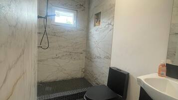 Dusche, Haartrockner, Handtücher, Seife