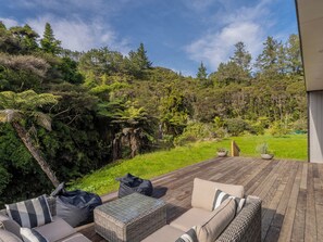 Terrace/patio - Valley Hideaway - Kūaotunu Holiday Cabin (Kūaotunu)