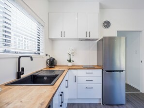 Kühlschrank, Mikrowelle, Herdplatte, Wasserkocher mit Kaffee-/Teezubehör