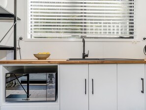 Fridge, microwave, stovetop, coffee/tea maker - Valley Hideaway - Kūaotunu Holiday Cabin (Kūaotunu)