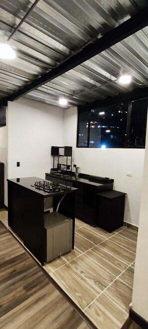 Een koelkast, een magnetron, een koffiezetapparaat/waterkoker