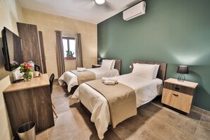 豪華雙床房 | 書桌、筆電工作空間、遮光布/窗簾、熨斗/熨衣板
