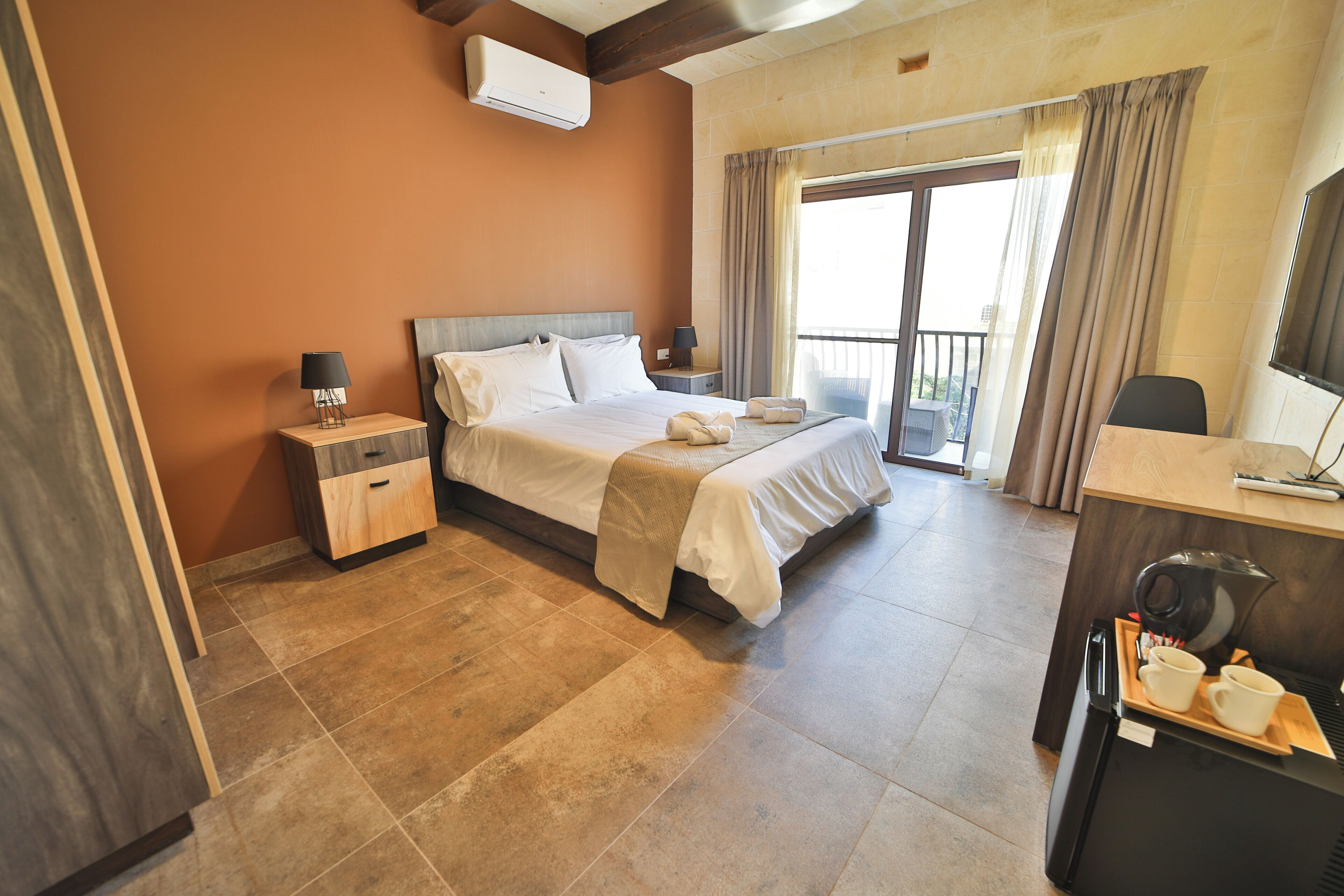 Deluxe-Doppelzimmer, Poolblick | Individuell eingerichtet, Schreibtisch, laptopgeeigneter Arbeitsplatz