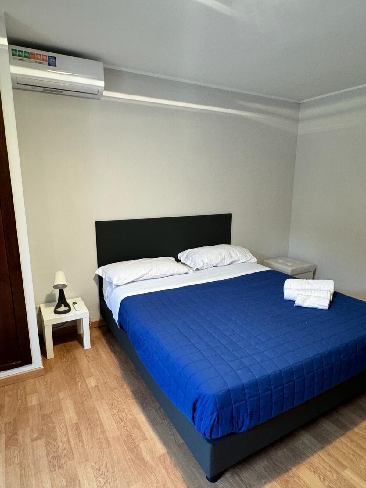 2 chambres, bureau, fer et planche à repasser, lit parapluie