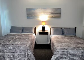 Habitación doble, vistas al lago | Cortinas opacas, tabla de planchar con plancha, wifi gratis