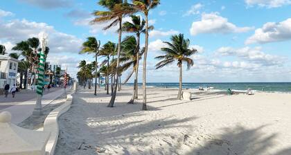 Hollywood Beach Condo. Perfect Spot to enjoy boating South Florida Lifestyle