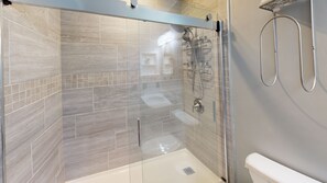 Regadera, secadora de cabello, toallas