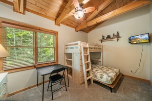 เคบิน, หลายเตียง, ลานระเบียง, วิวภูเขา (Appalachian Satisfaction) | 4 ห้องนอน, ห้องพักตกแต่งอย่างมีเอกลักษณ์, ตกแต่งพิเศษโดยเฉพาะ