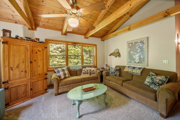 เคบิน, หลายเตียง, ลานระเบียง, วิวภูเขา (Appalachian Satisfaction) | บริเวณนั่งเล่น