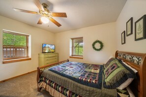 Cabane, plusieurs lits, patio, vue montagne (Appalachian Satisfaction) | 4 chambres, décoration personnalisée, ameublement personnalisé