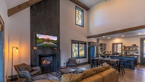 Rumah, Beberapa Tempat Tidur, hot tub, pemandangan gunung (Teddy Bear's Retreat at Eagles Nest) | Interior