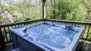 Cabin, nhiều giường, bồn tắm nước nóng, quang cảnh núi (Cabin Fever) | Bồn tắm spa ngoài trời