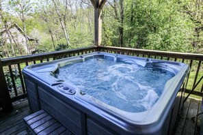 Cabane, plusieurs lits, bain à remous, vue montagne (Cabin Fever) | Bain à remous extérieur
