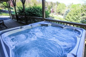 小屋, 多張床, 熱水浴缸, 山景 (Cabin Fever) | 室外 Spa 池