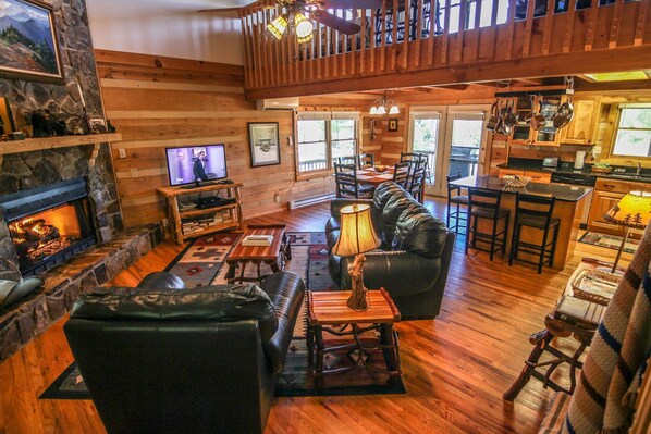 小屋, 多張床, 熱水浴缸, 山景 (Cabin Fever) | 起居區 | 壁爐