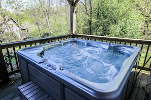 Chalet rustique, Plusieurs lits, baignoire à remous, vue sur la montagne (Cabin Fever) | Baignoire à remous extérieure