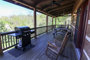 Outdoor dining - Cabin Fever (Banner Elk)