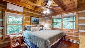 Cabin, nhiều giường, bồn tắm nước nóng, quang cảnh núi (Cabin Fever) | 3 phòng ngủ, trang trí khác biệt 