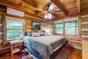 Cabane, plusieurs lits, bain à remous, vue montagne (Cabin Fever) | 3 chambres, décoration personnalisée, ameublement personnalisé