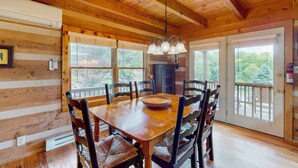 Cabin, nhiều giường, bồn tắm nước nóng, quang cảnh núi (Cabin Fever) | Khu ăn uống
