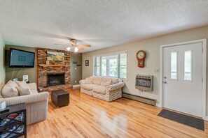 House, Multiple Beds, Patio, Mountain View (Bluebird Hill) | Living area | Fireplace - Bluebird Hill (Banner Elk)